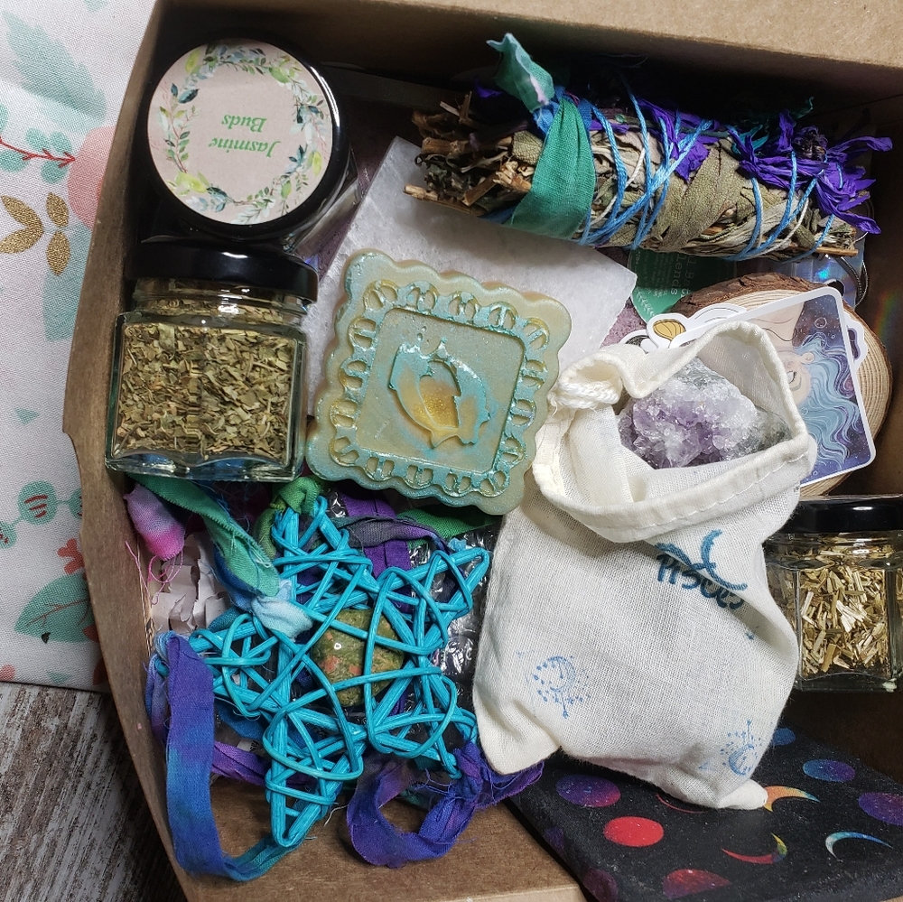 Pisces zodiac birthday box